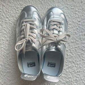 Onitsuka Tiger Silver Low-Top Sneakers with Cream Laces